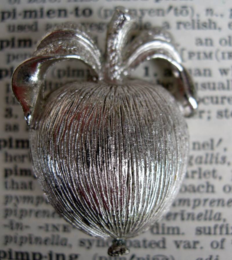 Sarah Coventry Emmons Vintage Apfel Ohrringe in Brünierter Silvertone Stummellenker von PenelopesHopeChest