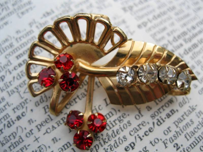 Vintage Leaf Fan Strass Brosche von PenelopesHopeChest