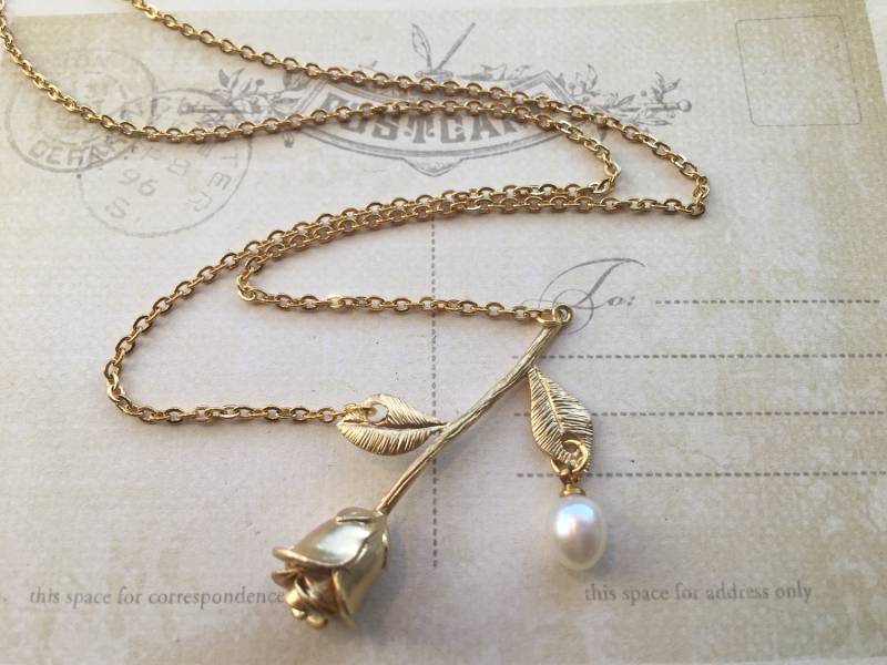 Gold Rose Halskette Mit Perle Dew Drop, Valentinstag Geschenk | Freundin Jubiläum Schmuck von PenelopesPorch