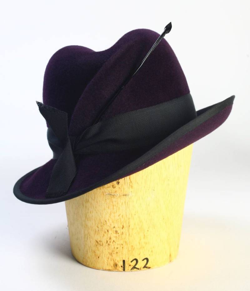 Aubergine Haarfilz Lila Drapierte Velour Winter Fedora Breiten Krempe, Schwarze Grosrain Band, Lackleder Feder-Handgemachte Benutzerdefinierte von PennyKleinMillinery
