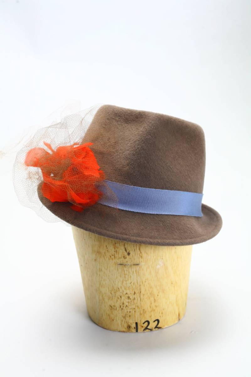 Taupe Braun Velour Pelz Filz Teardrop Fedora Winterhut, Blau Rayon Grosgrain, Rote Seide Chiffon Schleife, Maline-Couture Millinery/Handmade Hut von PennyKleinMillinery