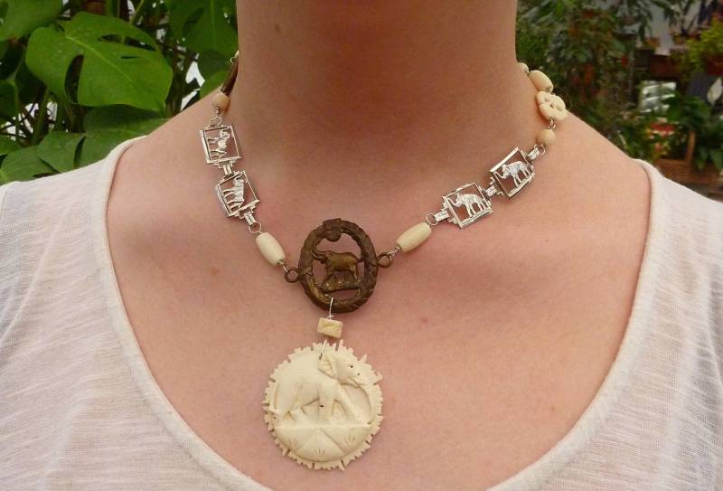 Elephant Walk Vintage Antike Montage Knochen Halskette von PennysCastle