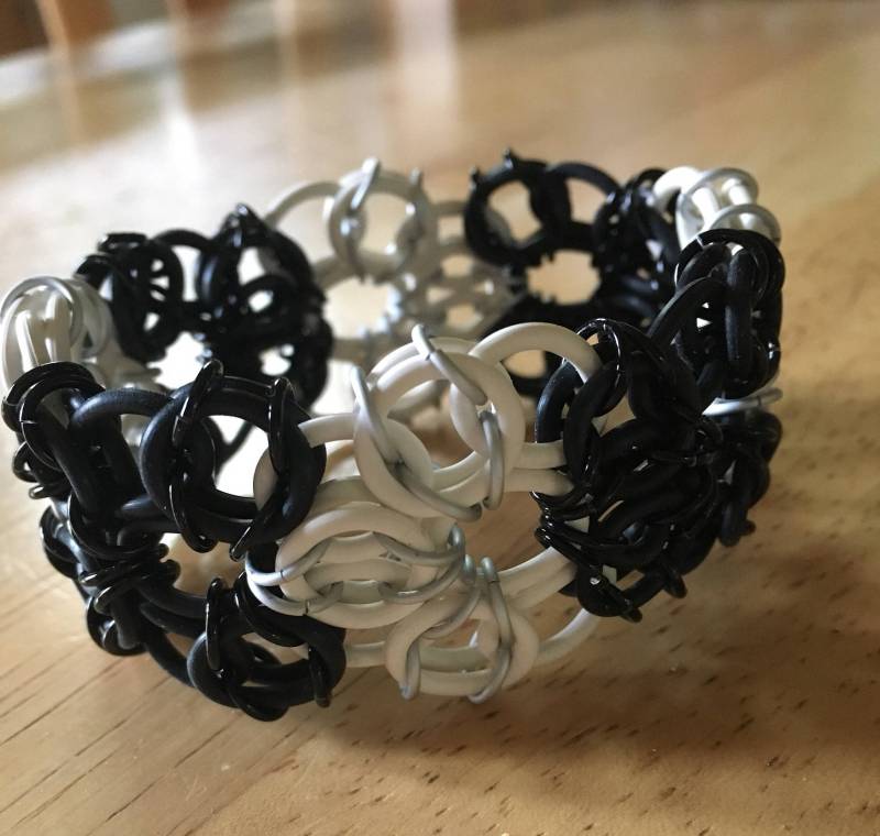 Flexible Blume Manschette - Dehnbar Gummi Armband Bunte Zweifarbige Floralen Design Ohne Verschluss Armreif Stil Frauen von PentameldedIronworks