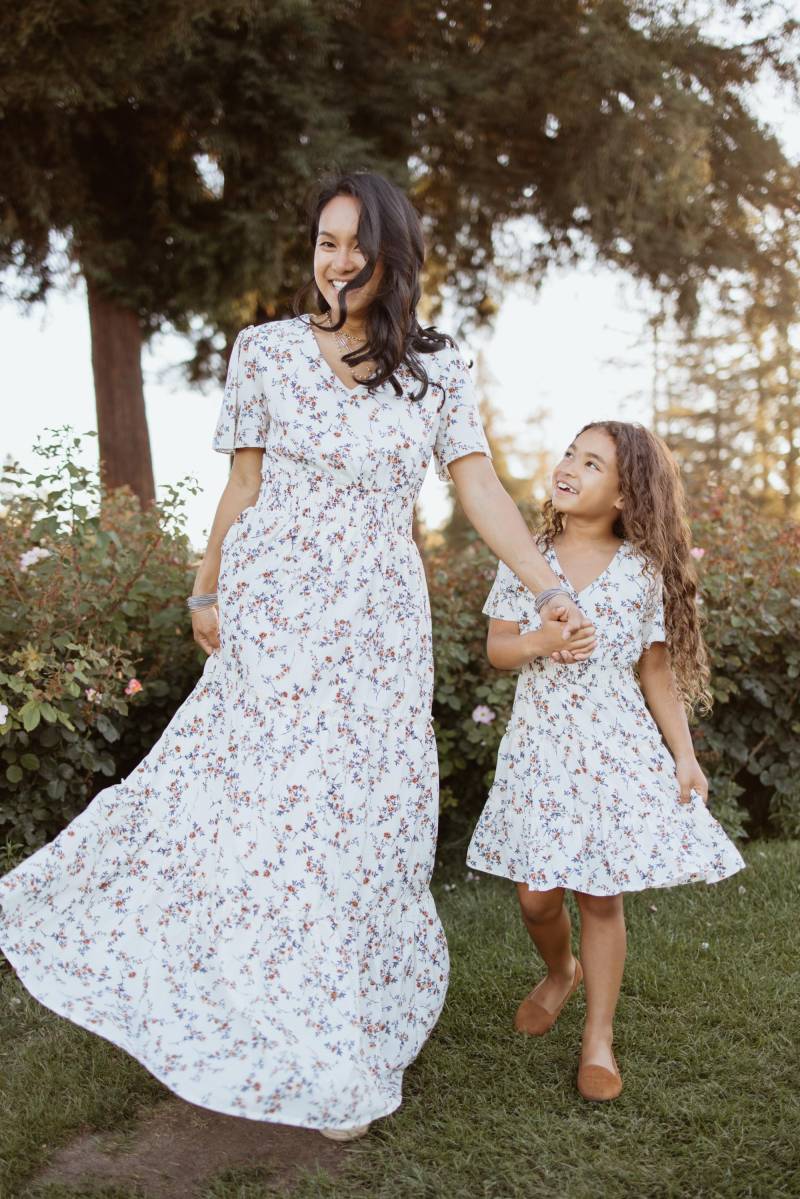Michaela Mommy & Me Kleid Florales Maxi Kleid, Passendes Outfit von PeonyAlleyCo