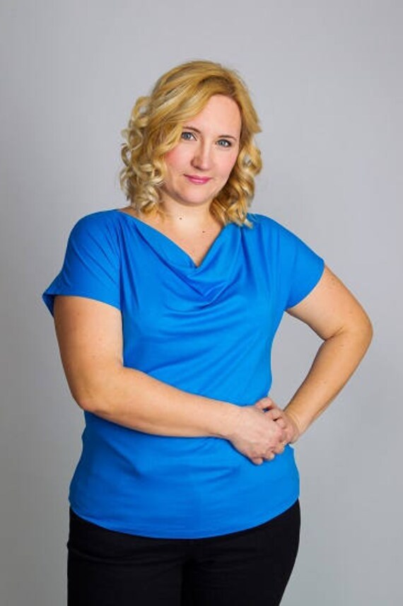Handgefertigte Blaue Jerseyshirt, Wasserfallausschnitt, Damenmode, Plus Größe von PeonyBlouses