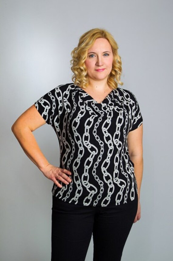 Handgemachte Schwarzes Jerseytop, Wasserfallausschnitt, Kette, Damenmode, Plus Größe Handgemachte Schwarzes Jerseytop, Wasserfallausschnitt, Kette, Damenmode, Plus Größe von PeonyBlouses