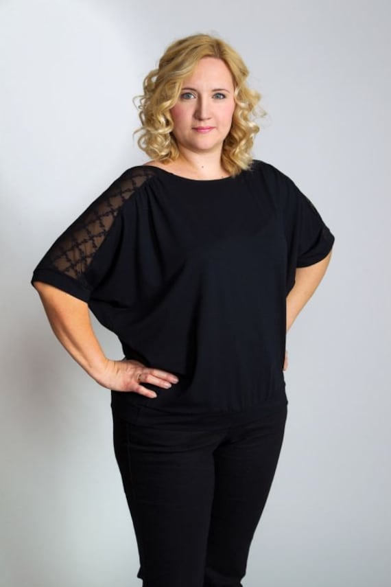 Schwarzes Oberteil Mit Spitzen-Detail, Handgefertigte Jerseyshirt, Schwarze Spitze, Frauen Kleidung, Plus Größe Schwarzes Oberteil Mit Spitzen-Detail, Handgefertigte Jerseyshirt, Schwarze Spitze, Frauen Kleidung, Plus Größe von PeonyBlouses