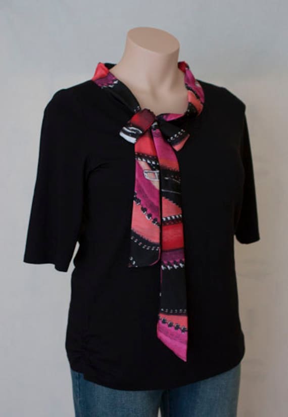 Schwarzes Top, Bluse Mit Einem Seidigen Bogen, Jersey Handgemachte Damen Bluse, Frauen Kleidung, Plus Größe Schwarzes Top, Bluse Mit Einem Seidigen Bogen, Jersey Handgemachte Damen Bluse, Frauen Kleidung, Plus Größe von PeonyBlouses