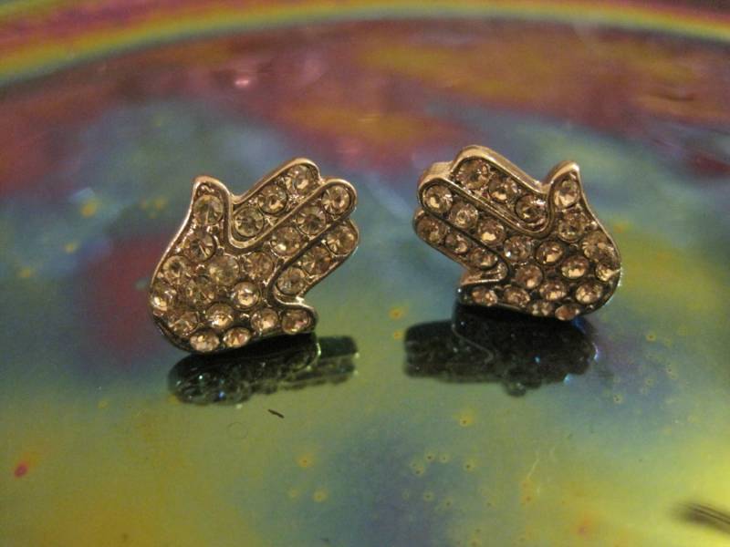 Silber Strass Tiny Hamsa Hand Ohrringe - Ohrstecker Good Luck Schmuck von PeonyandPlumBlossom