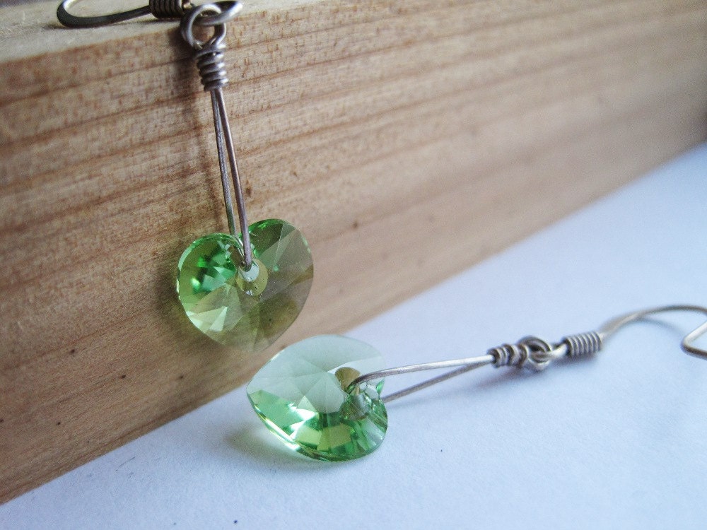 Grüne Peridot Swarovski Kristall Ohrringe, Herz Baumelt, Freundin Geschenk, Wertschätzung Geschenk Für Mitarbeiter, Mitarbeiter Oder Boss Grüne Peridot Swarovski Kristall Ohrringe, Herz Baumelt, Freundin Geschenk, Wertschätzung Geschenk Für Mitarbeiter, Mitarbeiter Oder Boss von PepiDesigns