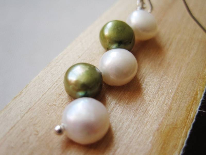 Juni Birthstone Ohrringe, Grün Und Weiß Süßwasser Perlen Zick-Zack-Ohrringe, Peridot-Tropfen-Ohrringe, Schneeglöckchen Juni Birthstone Ohrringe, Grün Und Weiß Süßwasser Perlen Zick-Zack-Ohrringe, Peridot-Tropfen-Ohrringe, Schneeglöckchen von PepiDesigns