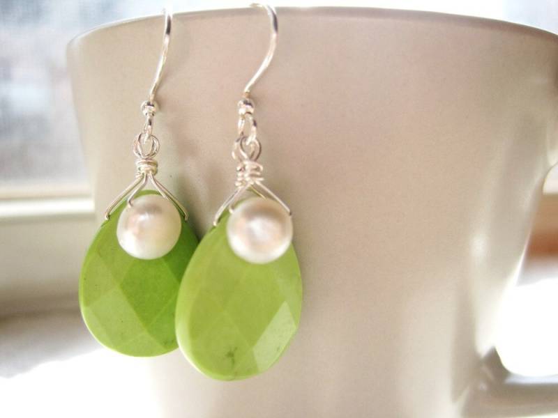 Keylime Teardrop Ohrringe, Weiße Perlen Und Minze Grün Facettierten Stein Schneeglöckchen von PepiDesigns