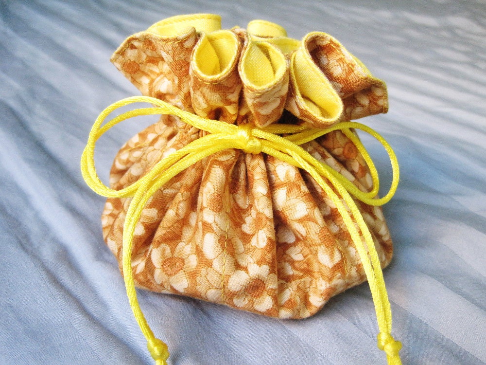 Leicht Gelb Und Braun Schmuck Reisetasche, Blumen-Muster-Schmuck-Beutel, Beutel Für Ihr Lehrer-Geschenk Leicht Gelb Und Braun Schmuck Reisetasche, Blumen-Muster-Schmuck-Beutel, Beutel Für Ihr Lehrer-Geschenk von PepiDesigns
