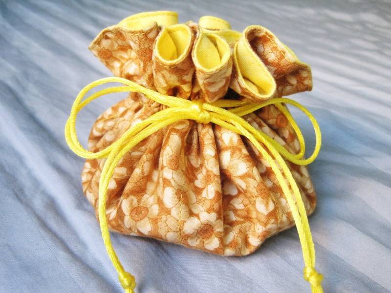 Leicht Gelb Und Braun Schmuck Reisetasche, Blumen-Muster-Schmuck-Beutel, Beutel Für Ihr Lehrer-Geschenk Leicht Gelb Und Braun Schmuck Reisetasche, Blumen-Muster-Schmuck-Beutel, Beutel Für Ihr Lehrer-Geschenk von PepiDesigns