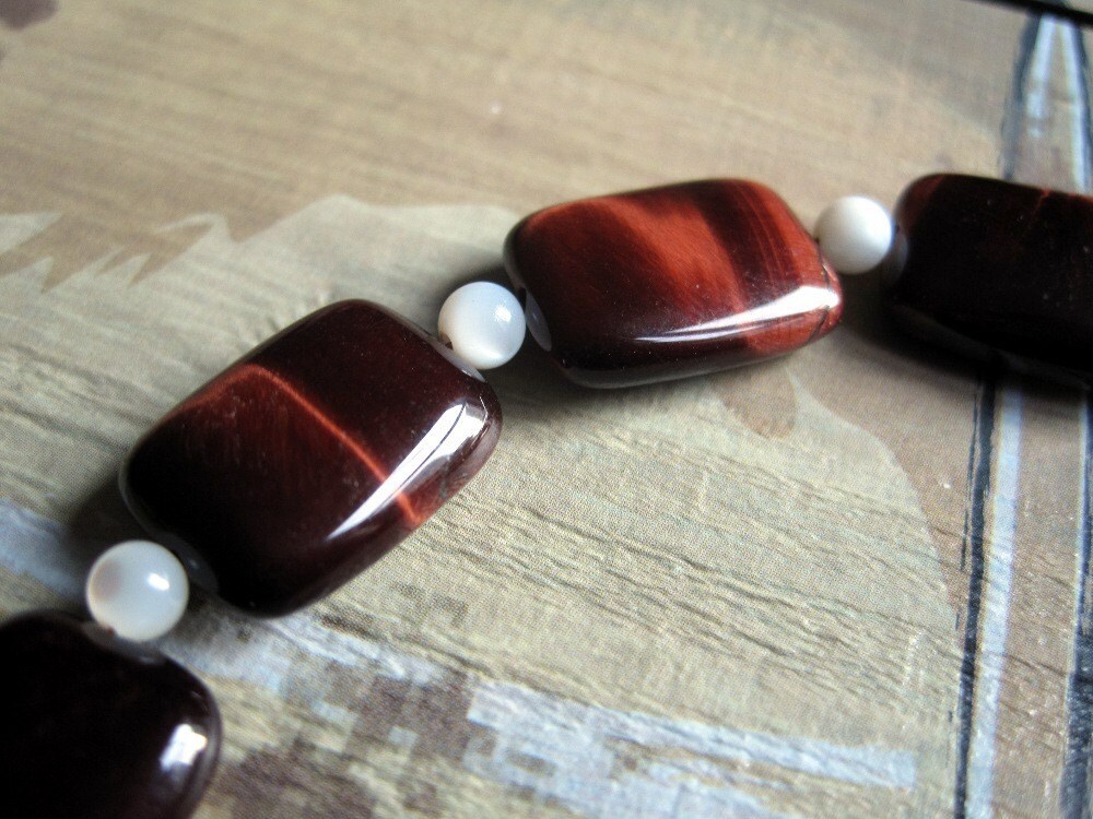 Rote Tigerauge Armband, Natürliche Edelstein-Armband, Dunkle Rote Perlen Weinrot Und Weiß Armband Rote Tigerauge Armband, Natürliche Edelstein-Armband, Dunkle Rote Perlen Weinrot Und Weiß Armband von PepiDesigns