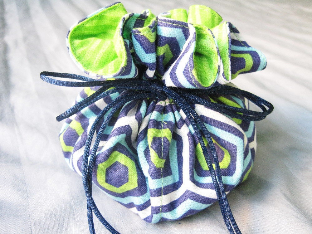 Schmuck Reisetasche, Dunkelblau Lime Grün Kordelzug Tasche, Lagerung, Freundin Geschenk-Beutel, Würfel Tasche Schmuck Reisetasche, Dunkelblau Lime Grün Kordelzug Tasche, Lagerung, Freundin Geschenk-Beutel, Würfel Tasche von PepiDesigns