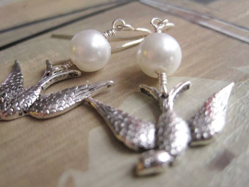 Schwalbe, Ohrringe, Weiße Perlen Und Schwalbe Charme Juni Birthstone, Vogel Anhänger Minimalistisch Natur Inspiriert Schwalbe, Ohrringe, Weiße Perlen Und Schwalbe Charme Juni Birthstone, Vogel Anhänger Minimalistisch Natur Inspiriert von PepiDesigns