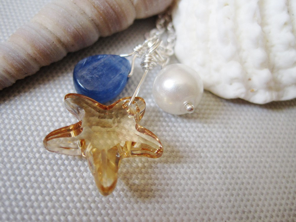 Strand-Halskette, Swarovski Kristall Seestern Mit Weißen Perlen Und Blauen Kyanit Tropfen, Strand-Anhänger Strand-Halskette, Swarovski Kristall Seestern Mit Weißen Perlen Und Blauen Kyanit Tropfen, Strand-Anhänger von PepiDesigns