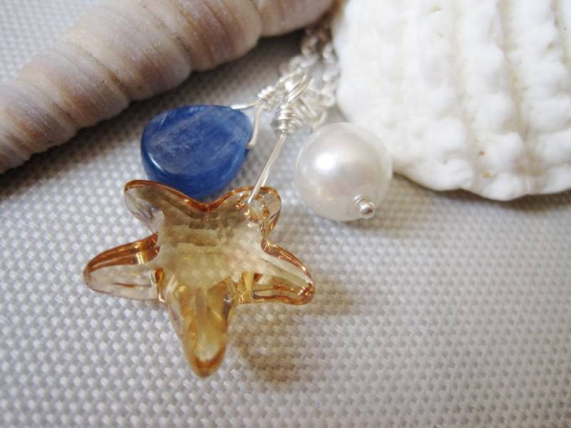 Strand-Halskette, Swarovski Kristall Seestern Mit Weißen Perlen Und Blauen Kyanit Tropfen, Strand-Anhänger Strand-Halskette, Swarovski Kristall Seestern Mit Weißen Perlen Und Blauen Kyanit Tropfen, Strand-Anhänger von PepiDesigns