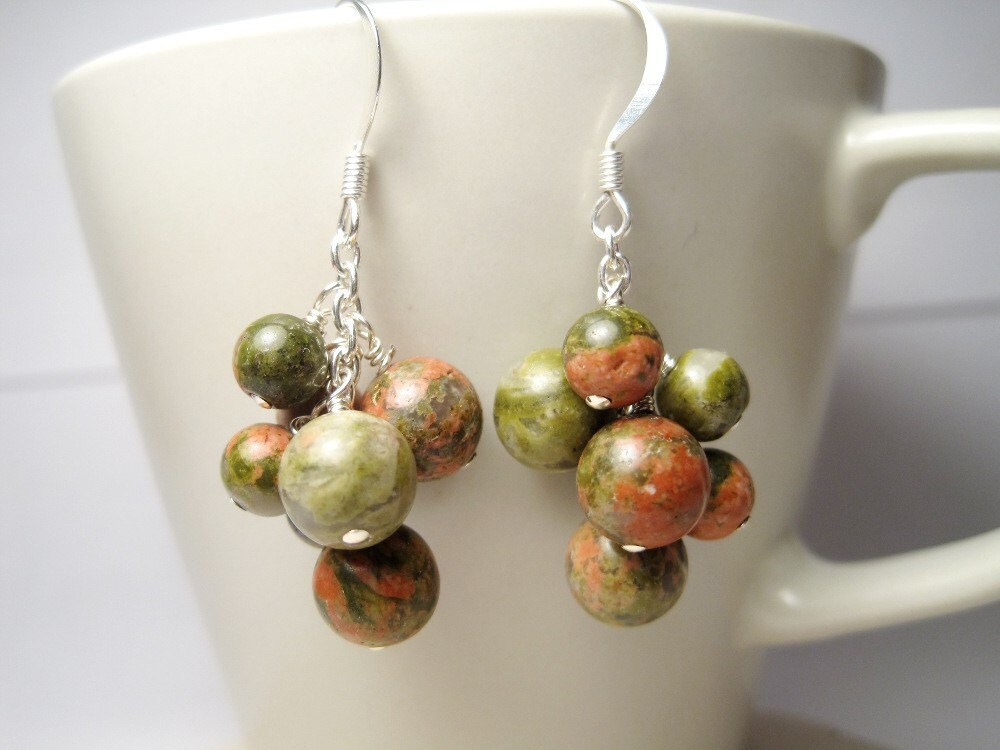 Unakit Cluster Ohrringe, Olive Grüne Natürliche Edelstein Dangles Unakit Cluster Ohrringe, Olive Grüne Natürliche Edelstein Dangles von PepiDesigns
