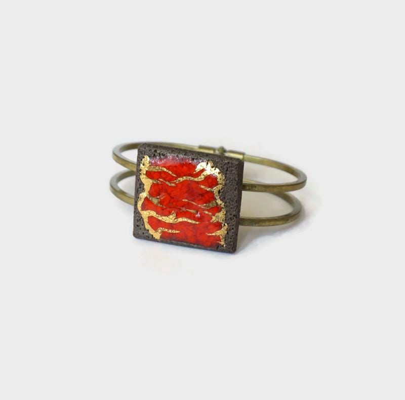 Rotes Armband Aus Emaillierter Lava Den Vulkanen Der Auvergne Und Goldwurzeln Rotes Armband Aus Emaillierter Lava Den Vulkanen Der Auvergne Und Goldwurzeln von Pepitedelave
