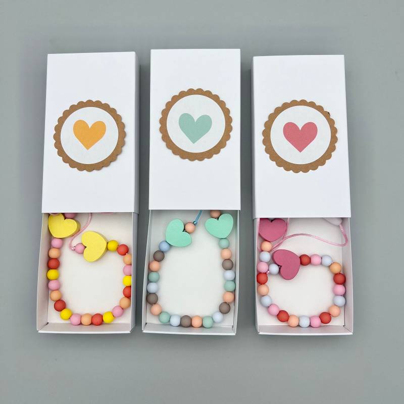 Kinderkette Mit Herz, Stern Oder Blume Und Sicherheitsverschluss, Bonbonkette in Geschenkschachtel Kinderkette Mit Herz, Stern Oder Blume Und Sicherheitsverschluss, Bonbonkette in Geschenkschachtel von PepperPieps