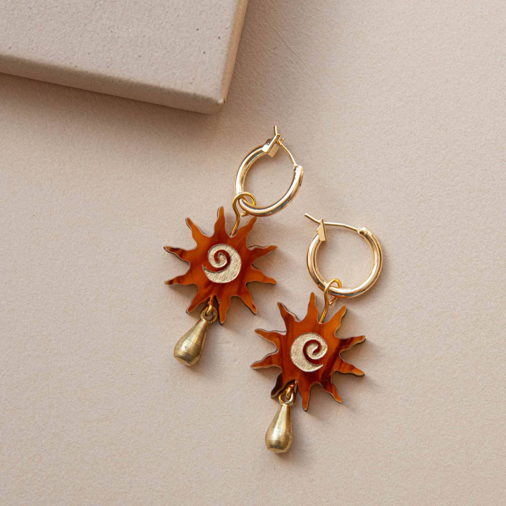 Schildkröte Bernstein Sonnen Creolen Swirl Charm Aus Recyceltem Messing Schildkröte Bernstein Sonnen Creolen Swirl Charm Aus Recyceltem Messing von PepperYouStudio