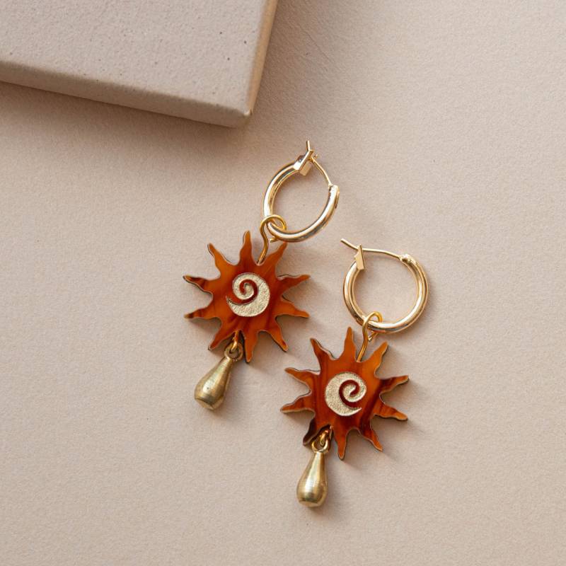 Schildkröte Bernstein Sonnen Creolen Swirl Charm Aus Recyceltem Messing Schildkröte Bernstein Sonnen Creolen Swirl Charm Aus Recyceltem Messing von PepperYouStudio