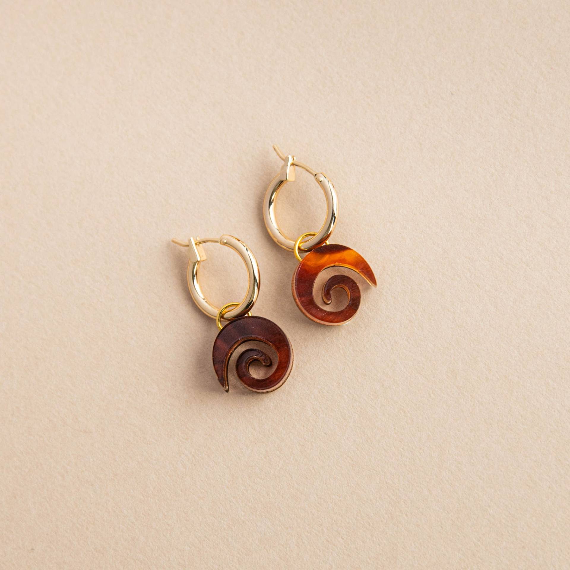 Swirl Sun Creolen in Gold Und Schildkröte Swirl Sun Creolen in Gold Und Schildkröte von PepperYouStudio