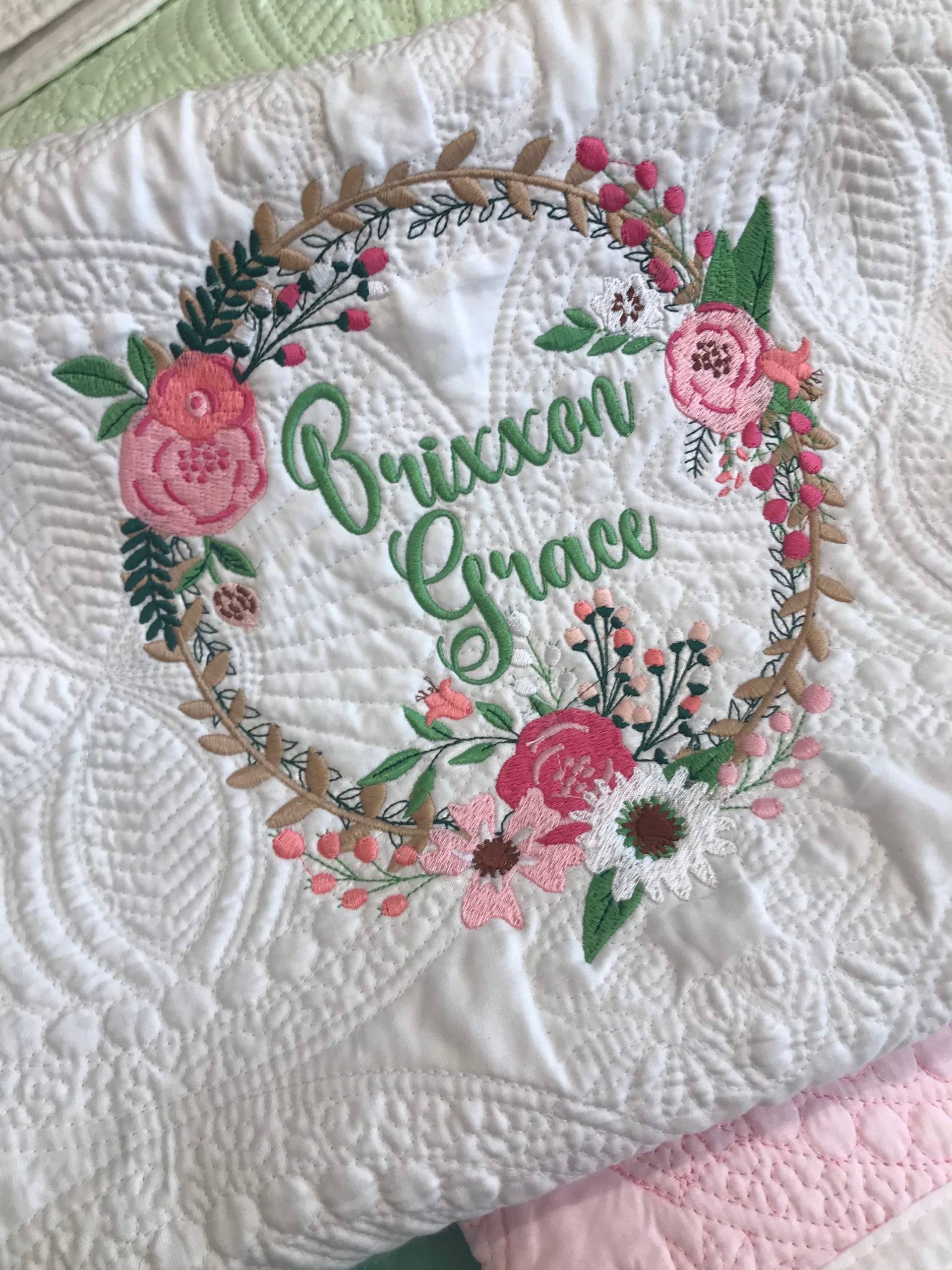 Heirloom Babydecke Große Blumenkranz Stickerei, Name Quilt, Baby Girl Andenken, Personalisierte Quilt von PepperandOliver