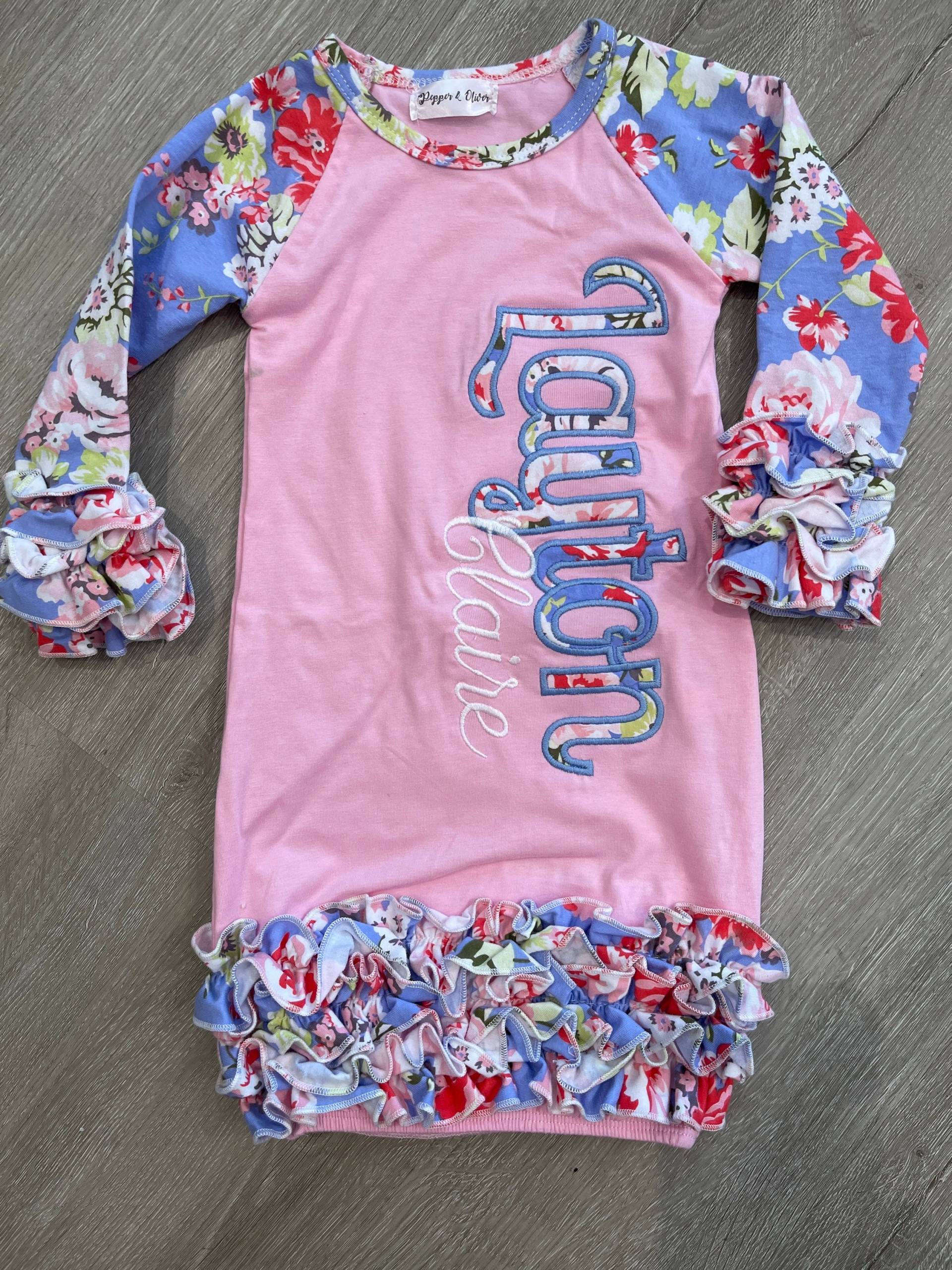 Neugeborenen Pfeffer Und Oliver Rüschen Kleid Mütze Namenskleid Set Baby Mädchen von PepperandOliver