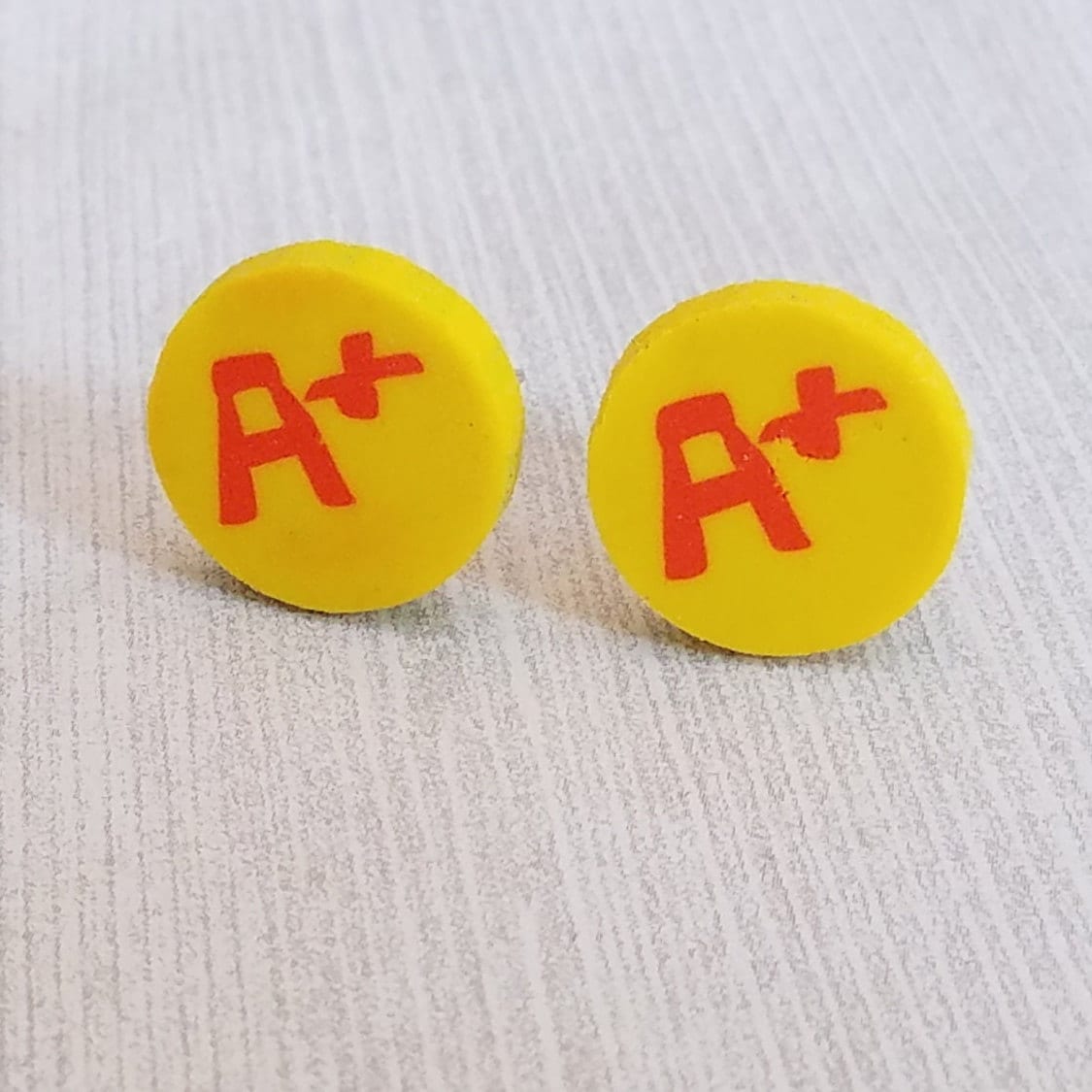 Schule Ohrclips Gelb A+ Geschenk Freundin Lehrer Schüler Klasse Zeugnis Schulabschluss Geburtstagsparty von PeppercornPrincess