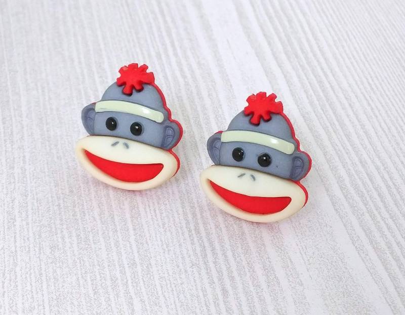 Sock Affe Ohrringe Grau Affen Ohrring Schmuck Clip-On Clip Auf Geschenk Mädchen Schule Freund Party Präsent Weihnachten Chanukka Urlaub Kleidertausch von PeppercornPrincess