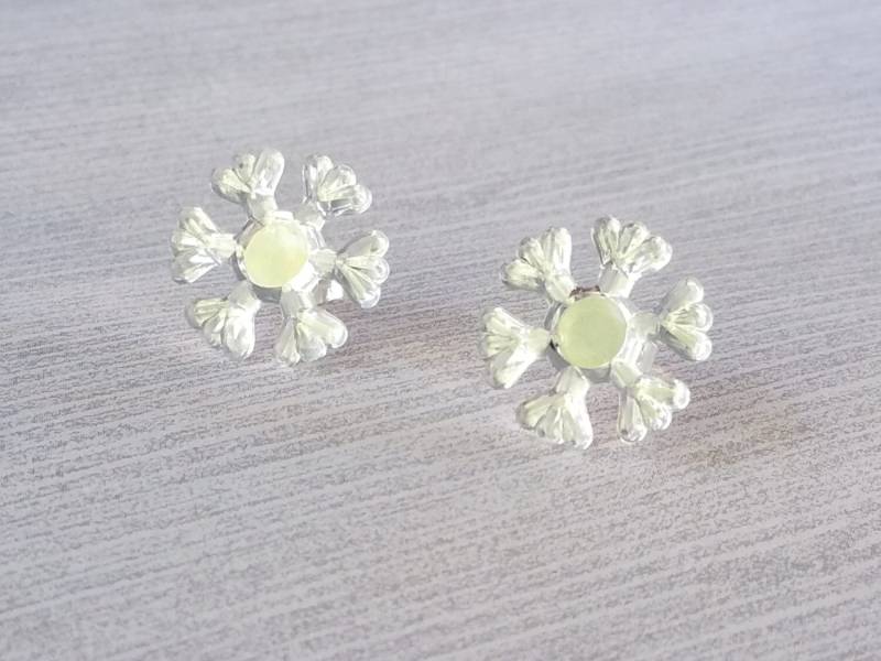 Urlaub Ohrringe Schneeflocke Clip On Clip-On Pierced Post Geschenk Weihnachten Hanukkah Geburtstag Winter Schmuck Freund Tausch Strümpfe Stuffer von PeppercornPrincess