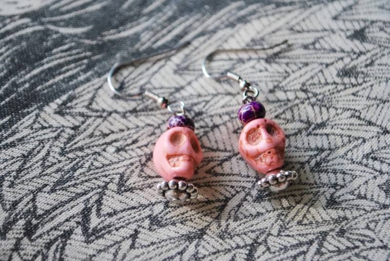 Pastell Rosa Totenkopf Ohrringe von PeppermintEmporium