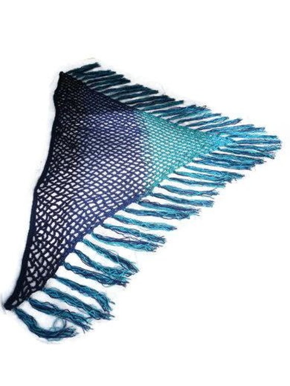 Blaue Handgehäkelte Dreieckstuch. Und Türkis Gehäkelte Stola Mit Fransen. Handgefertigte Häkelstola Blau Türkis, Blaue Damenschal von PerElle