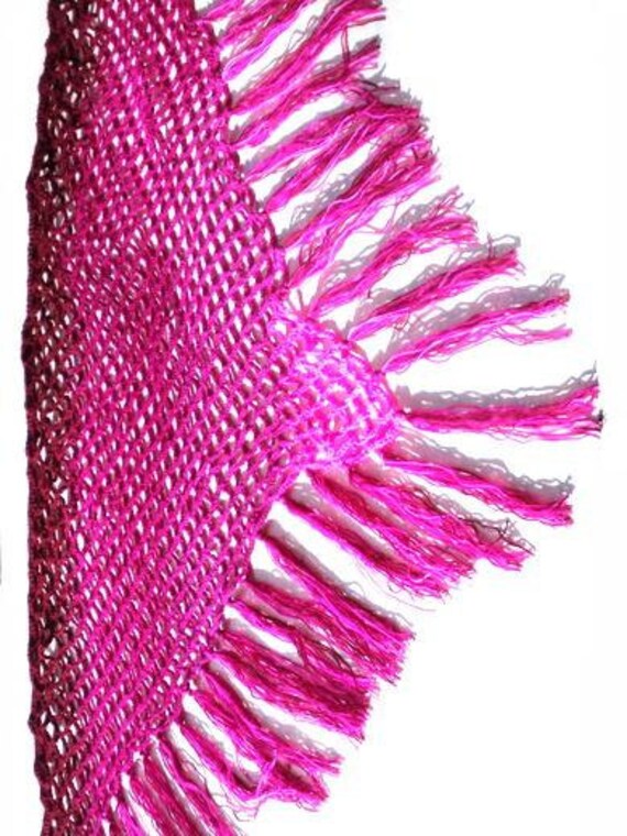 Rosa Handgehäkelte Dreieckstuch. Rot Und Rosa Gehäkelte Stola Mit Fransen. Handgefertigte Häkelstola, Damenschal, Ombré Rot Pink von PerElle
