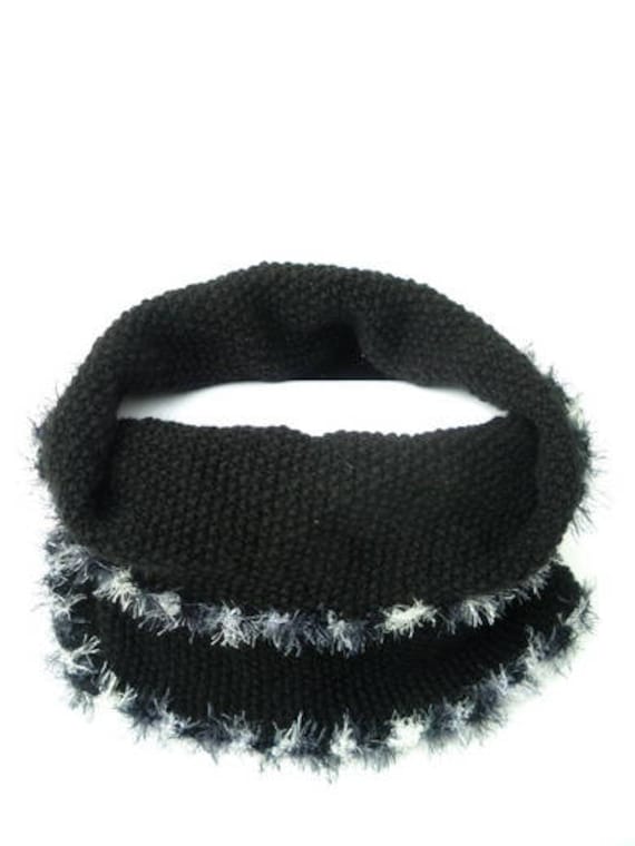 Schwarze Handgestrickte Schlauchschal. Handgefertigte Wollen Loopschal, Schwarze Schal, Strickschal, Flauschige Häkelkante von PerElle