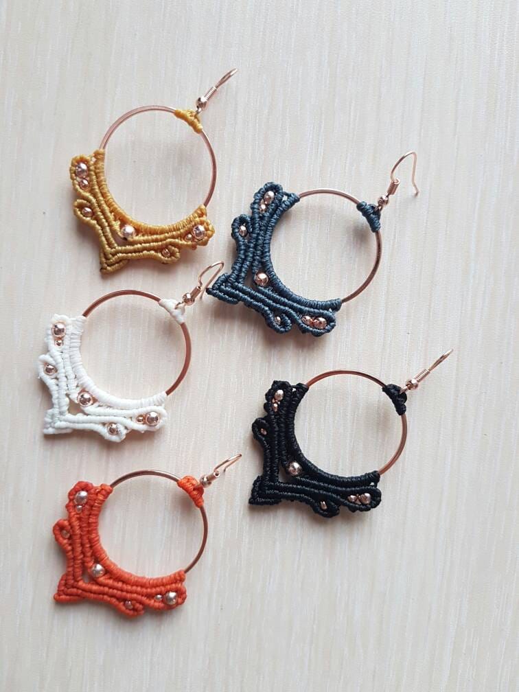 Makramee Ohrringe, Makramee Schmuck, Handgefertigte Ohrringe, Stricken Schmuck, Micro Makramee, Rosen Creolen, Stricken Ohrringe von PeraStore