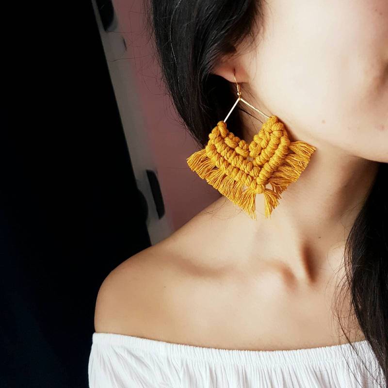 Quaste Ohrringe, Makramee Ohrringe, Baumwolle Fransen Ohrringe, Brautjungfer Geschenk, Statement Ohrringe, Gold Hoop Ohrring, Feder Ohrringe von PeraStore