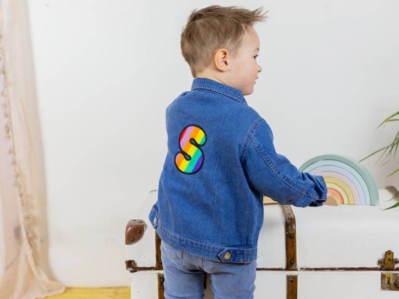 Baby Und Kinder Regenbogen Bestickte Initial Personalisierte Jeansjacke von PercyandNellStore
