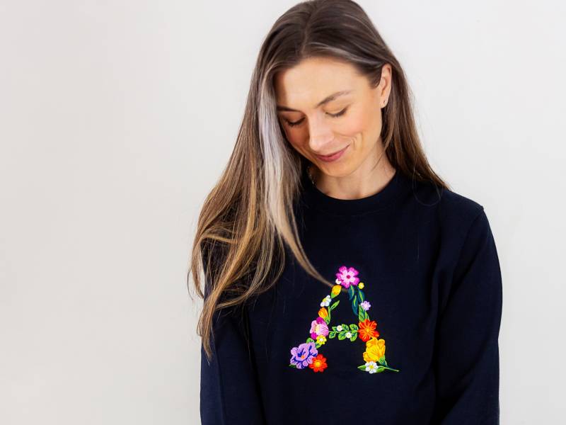 Frauen Bestickt Personalisierte Blumen Anfangsbuchstabe Navy Sweatshirt von PercyandNellStore