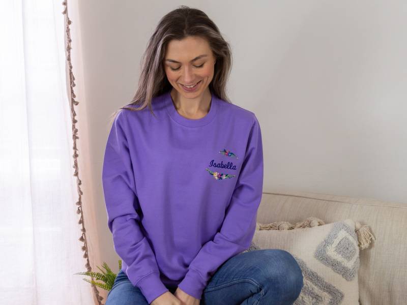 Frauen Bestickter Personalisierter Name Blumenbuchstabe Lavendel Sweatshirt von PercyandNellStore