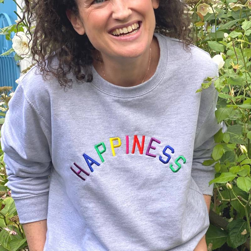 Frauen Happiness Rainbow Bestickter Slogan Graues Sweatshirt von PercyandNellStore