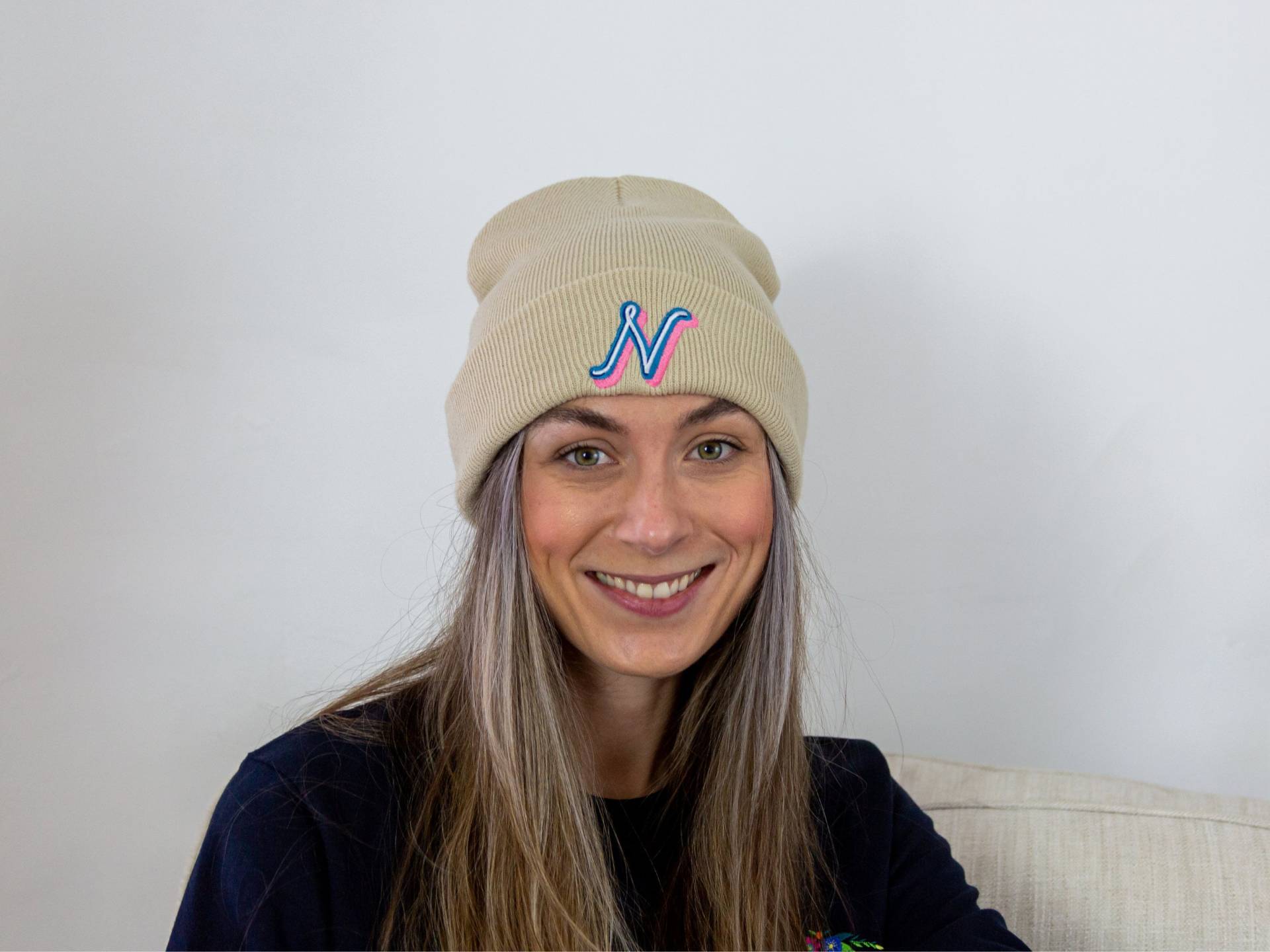 Frauen Personalisierte Gestickte 3D Initial Sand Beanie von PercyandNellStore