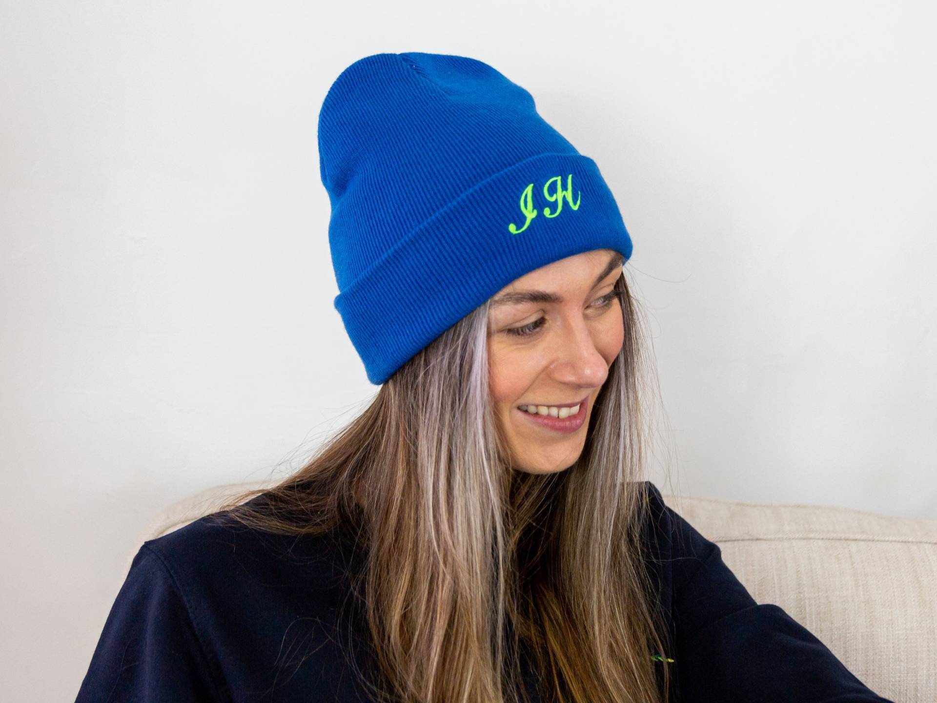 Frauen Personalisierte Gestickte Neon Initial Script Blue Beanie von PercyandNellStore