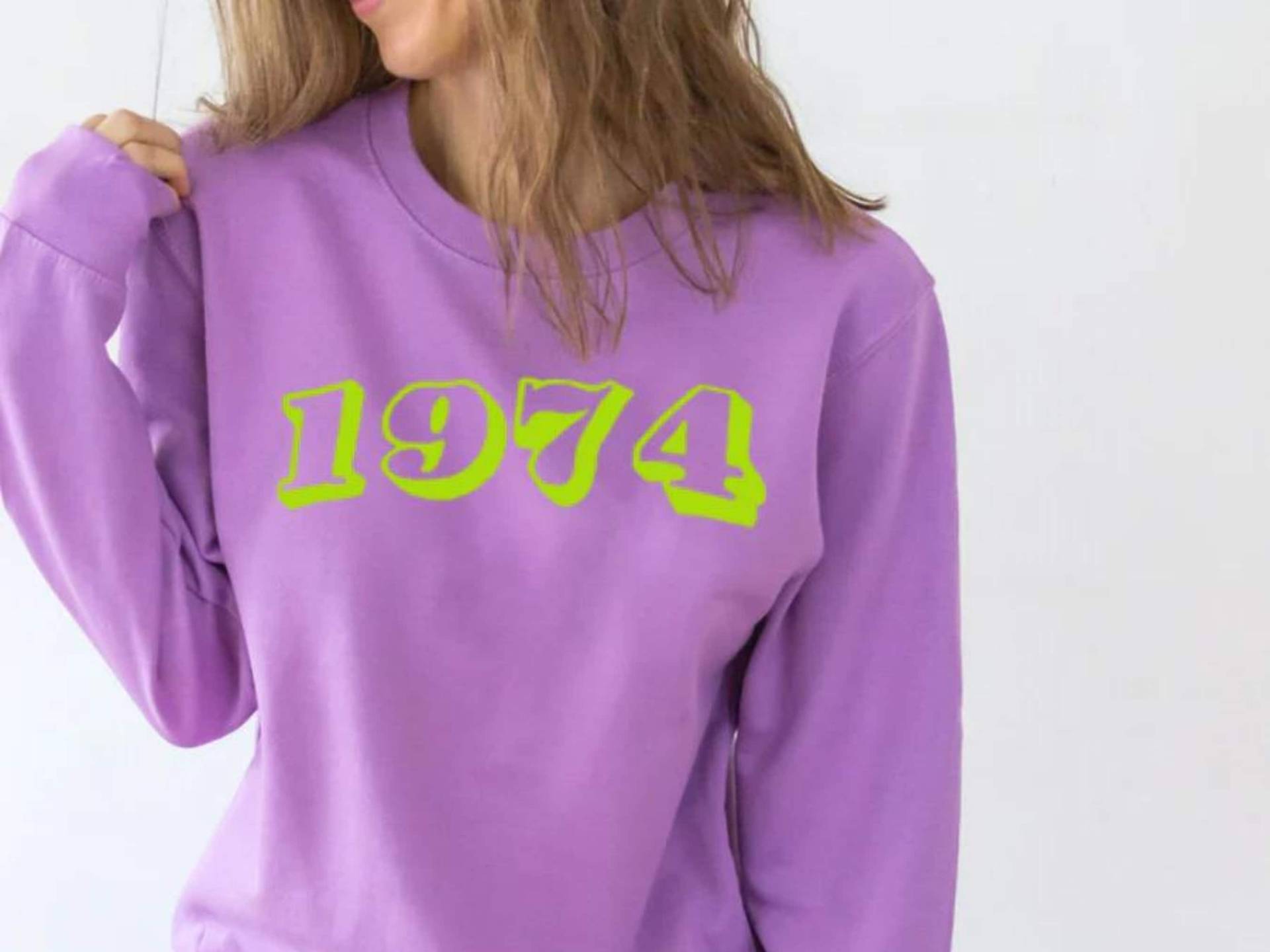 Frauen Personalisierte Neon Bestickt Geburtsjahr Lavendel Sweatshirt von PercyandNellStore
