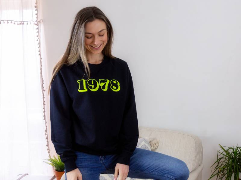 Frauen Personalisierte Neon Bestickt Geburtsjahr Navy Sweatshirt von PercyandNellStore