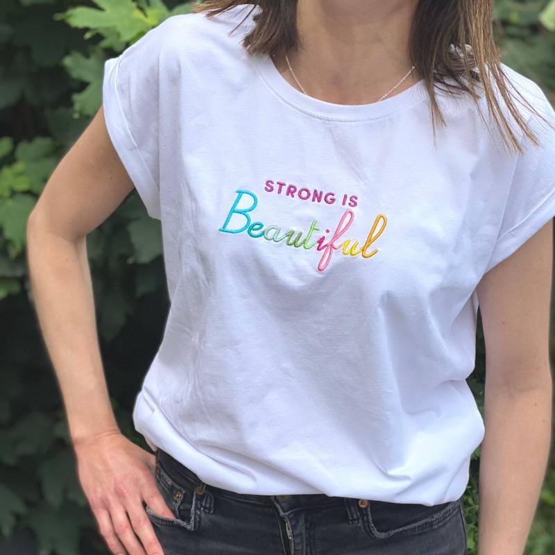 Frauen Strong Is Beautiful Regenbogen Besticktes Weißes T-Shirt von PercyandNellStore