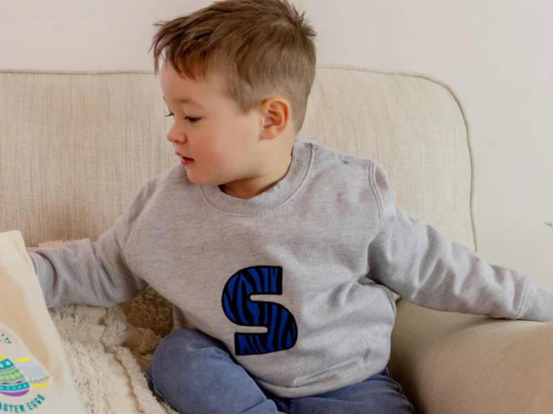 Personalisierte Bestickte Animal Print Initial Grau Sweatshirt Für Kinder von PercyandNellStore